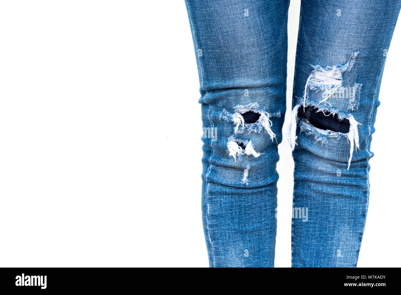 Close up jambes femme porter des jeans sur fond blanc Banque D'Images