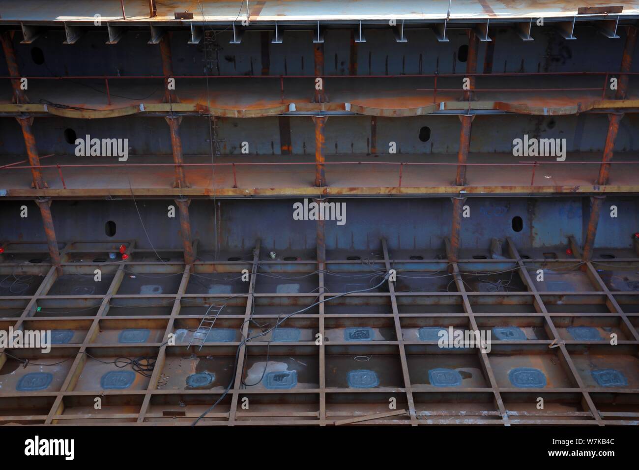 Vue sur le site de construction d'une réplique grandeur nature du paquebot Titanic dans le comté de Daying, ville de Suining, au sud-ouest du Sichuan Chine provinc Banque D'Images