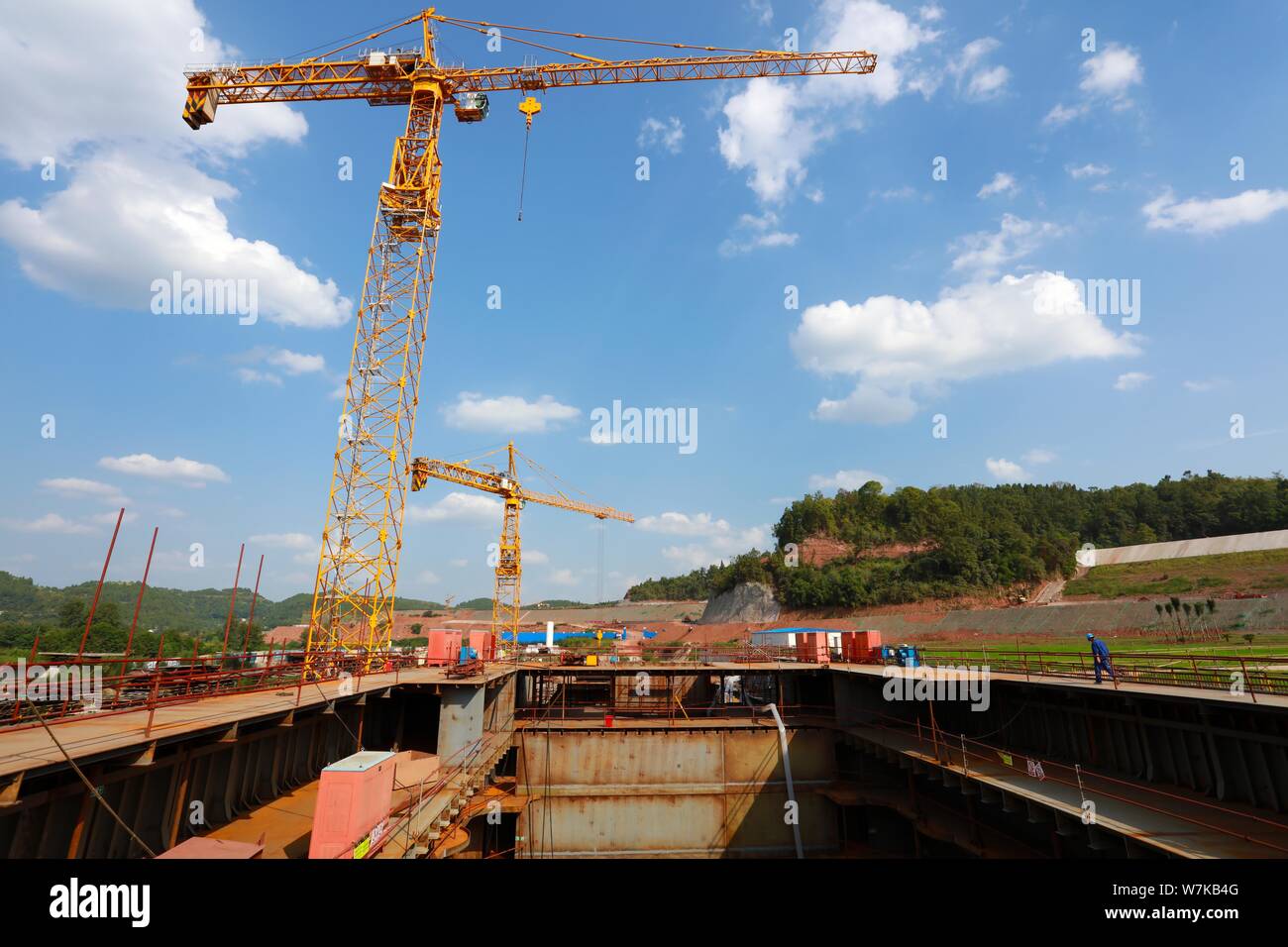 Vue sur le site de construction d'une réplique grandeur nature du paquebot Titanic dans le comté de Daying, ville de Suining, au sud-ouest du Sichuan Chine provinc Banque D'Images