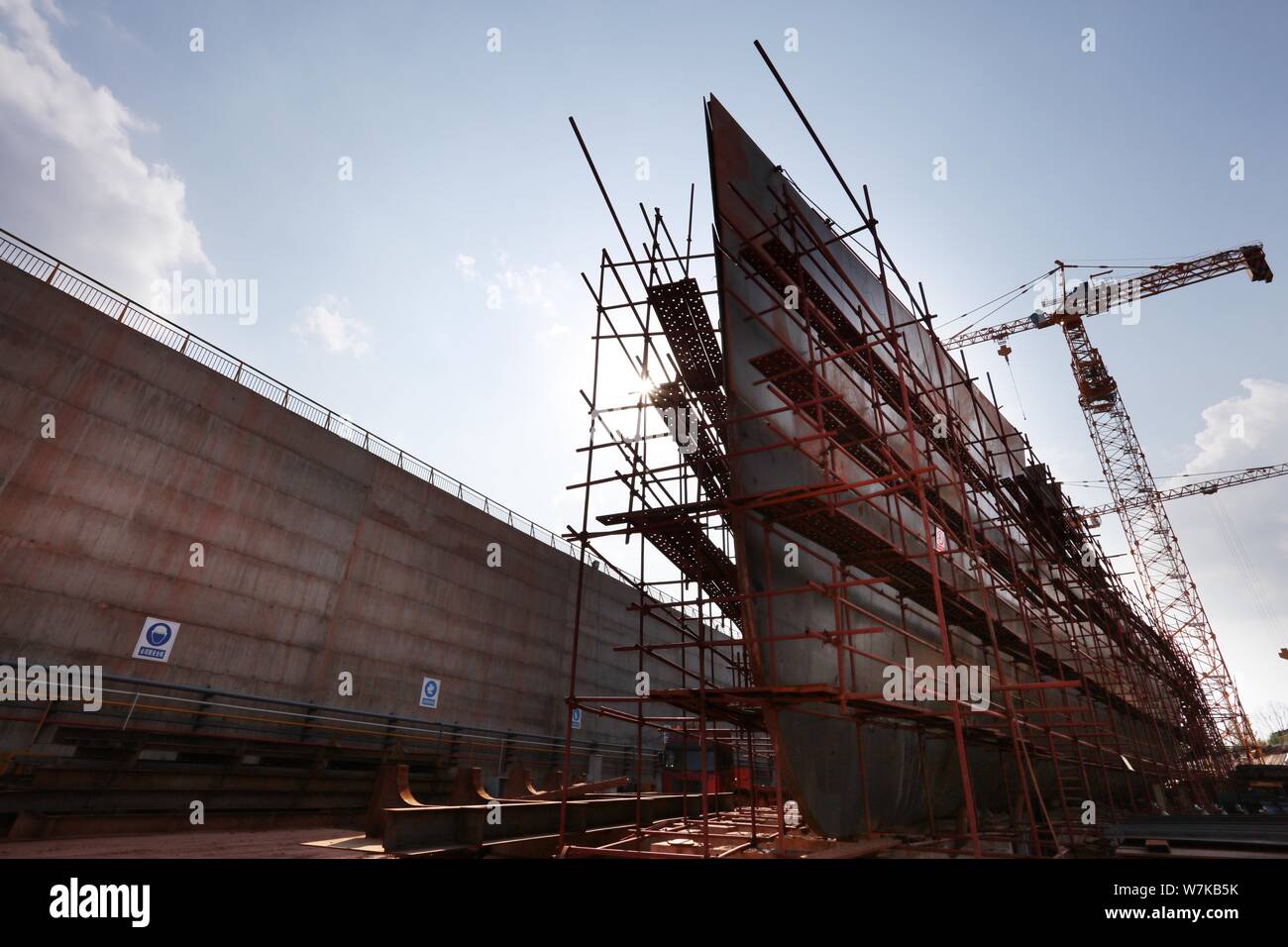 Vue sur le site de construction d'une réplique grandeur nature du paquebot Titanic dans le comté de Daying, ville de Suining, au sud-ouest du Sichuan Chine provinc Banque D'Images