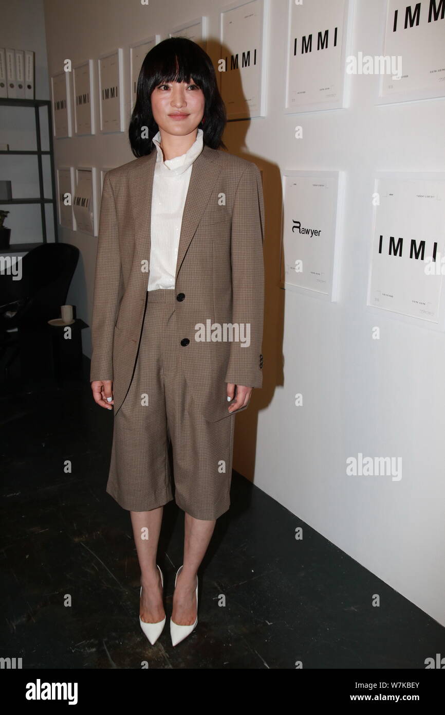 L'actrice chinoise Zhou Xun pose lors d'un événement de marque à Shanghai, Chine, 12 septembre 2017. *** *** Légende locale Banque D'Images