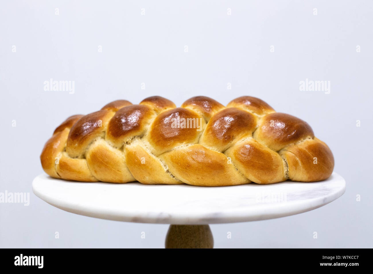 Challah maison pain tressé pour le Shabbat juif traditionnel food design element room pour le texte Banque D'Images