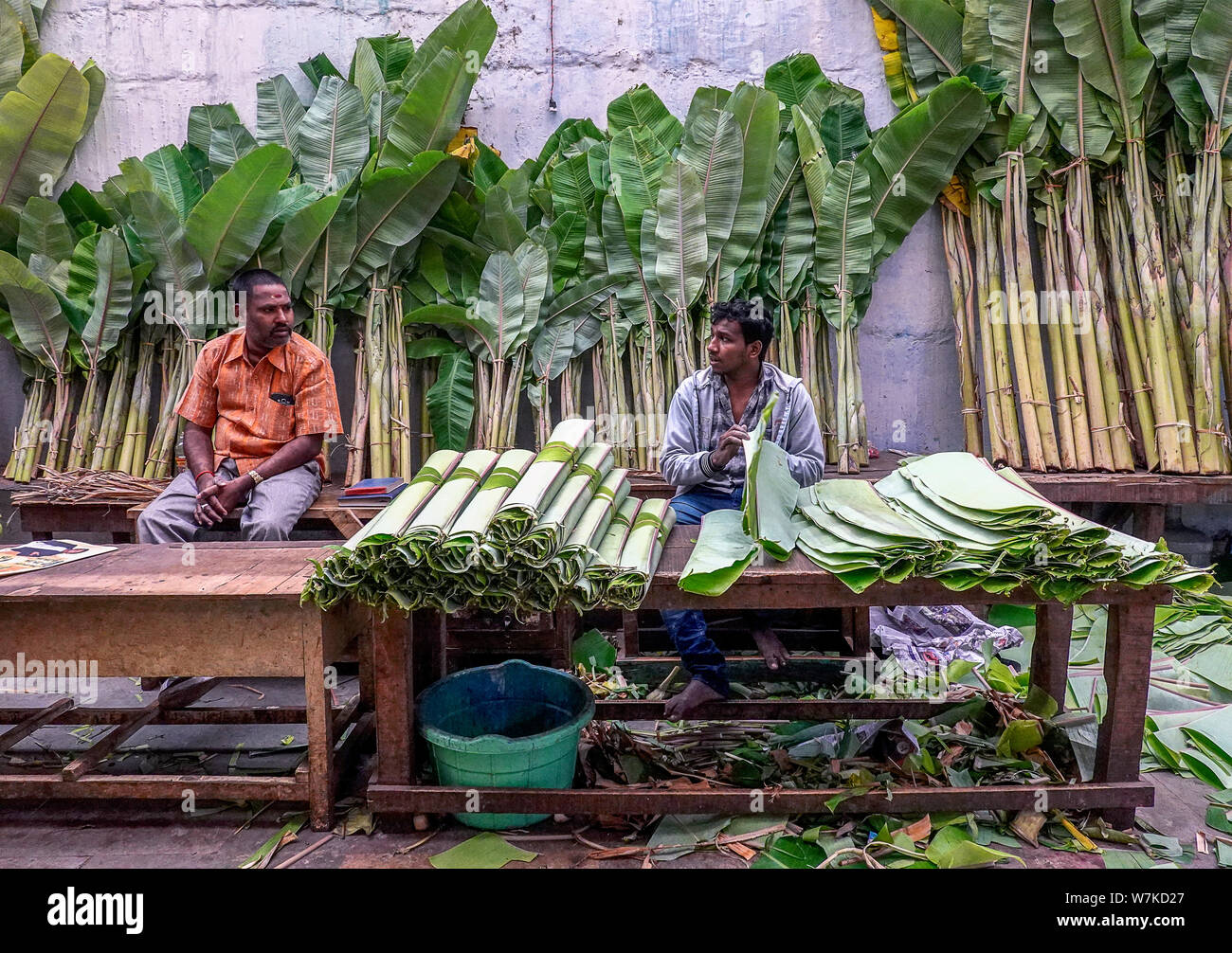 Frais de vente les hommes de feuilles de bananier au sous-sol de KR marché aux fleurs Bangalore Inde qui est l'un des plus grands marchés aux fleurs en Asie Banque D'Images