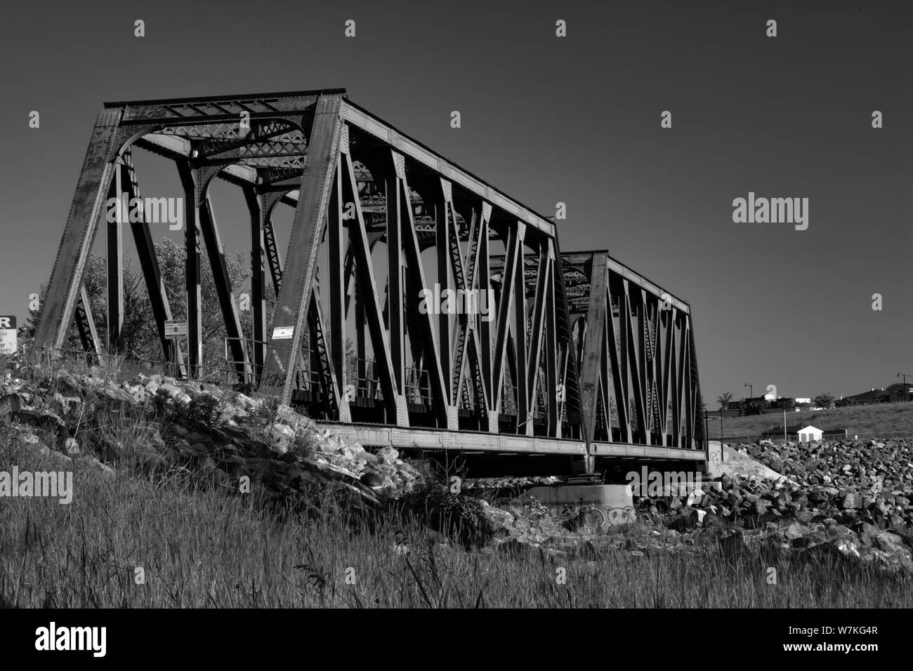 Pont ferroviaire traversant la rivière Sheep à Okotoks, en Alberta. Banque D'Images