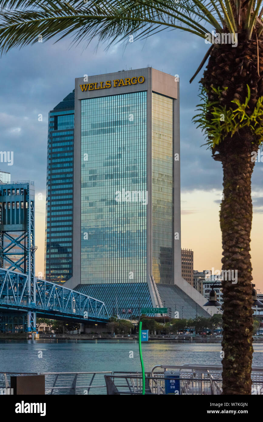 Wells Fargo Center au lever du soleil au centre-ville de Jacksonville, en Floride sur la rivière Saint-Jean. (USA) Banque D'Images