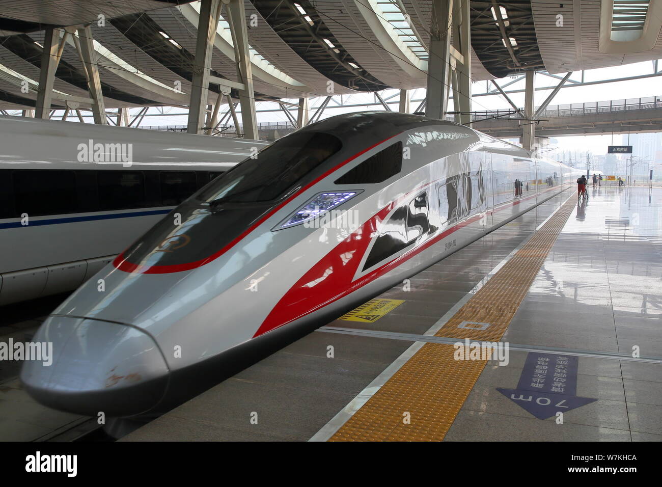 Un 'haut-débit' Fuxing bullet train sur le chemin de fer interurbain Beijing-Tianjin est photographié avant qu'il quitte la gare sud de Beijing pour Tianjin Banque D'Images