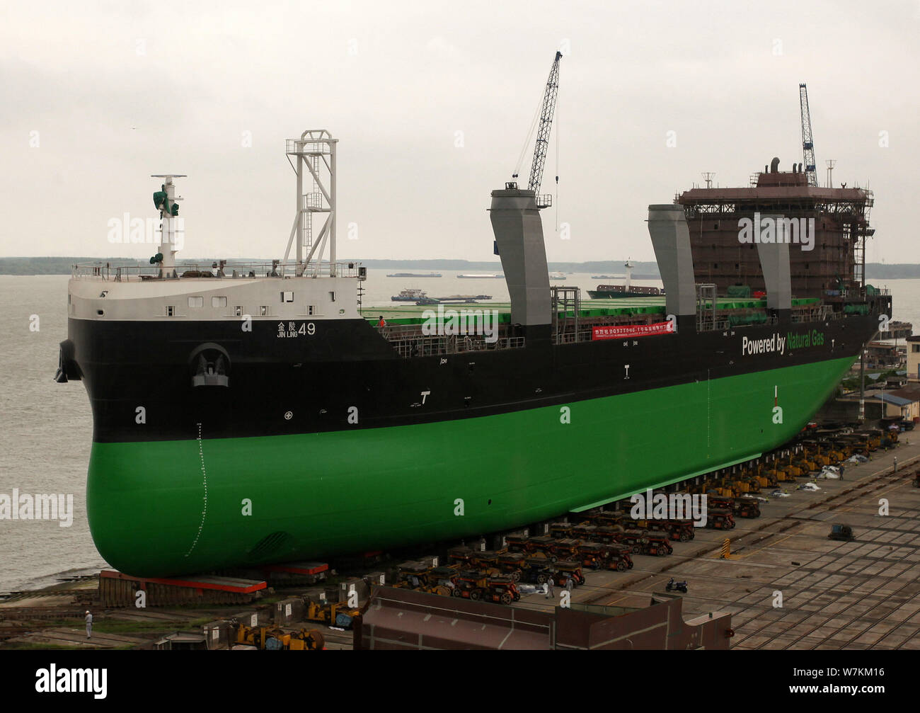 Le premier à double carburant général cargo, fabriqués pour la Finlande par le Jinling Shipyard, prend l'eau dans la ville de Nanjing, de Jiangsu est pr Banque D'Images