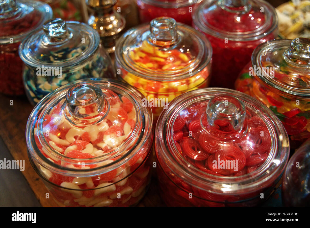 Variations de sucré, acide, moelleux, savoureux et d'autres bonbons dans les bocaux de bonbons joliment affichée. Banque D'Images