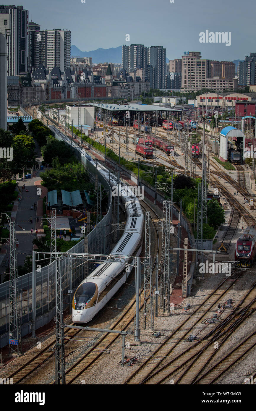Le Blue Dolphin, avant, et le Golden Phoenix rames de 'haut-débit' Fuxing bullet train fonctionne sur le¨CGuangzhou Beijing Railway, ou Jingguang Banque D'Images