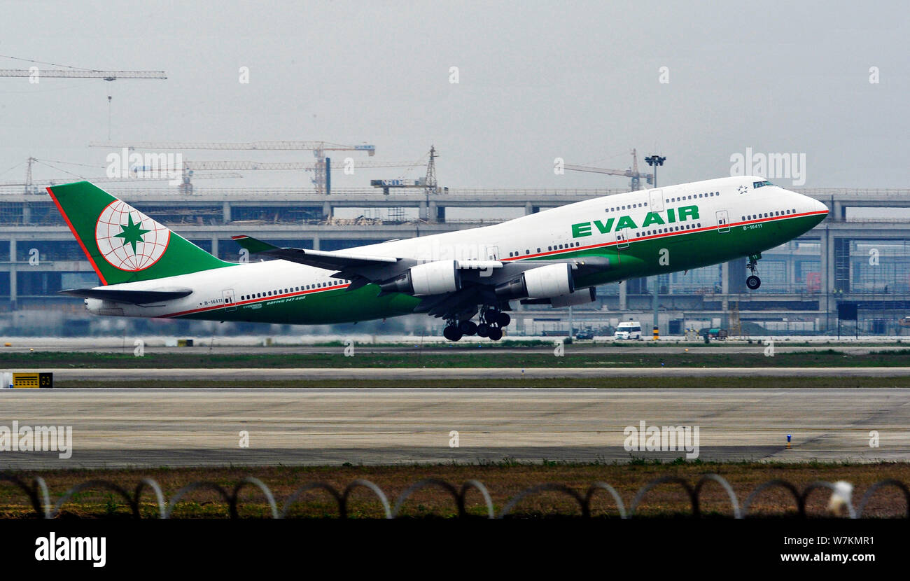 --FILE--un Boeing 747-400 Cargo) d'EVA Airways décolle à l'Aéroport International de Shanghai Pudong à Shanghai, Chine, le 5 mai 2017. EVA Ai Banque D'Images