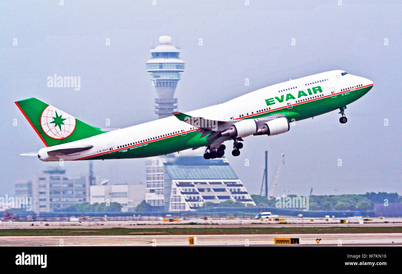 --FILE--un Boeing 747-400 Cargo) d'EVA Airways décolle à l'Aéroport International de Shanghai Pudong à Shanghai, Chine, le 5 mai 2017. EVA Ai Banque D'Images