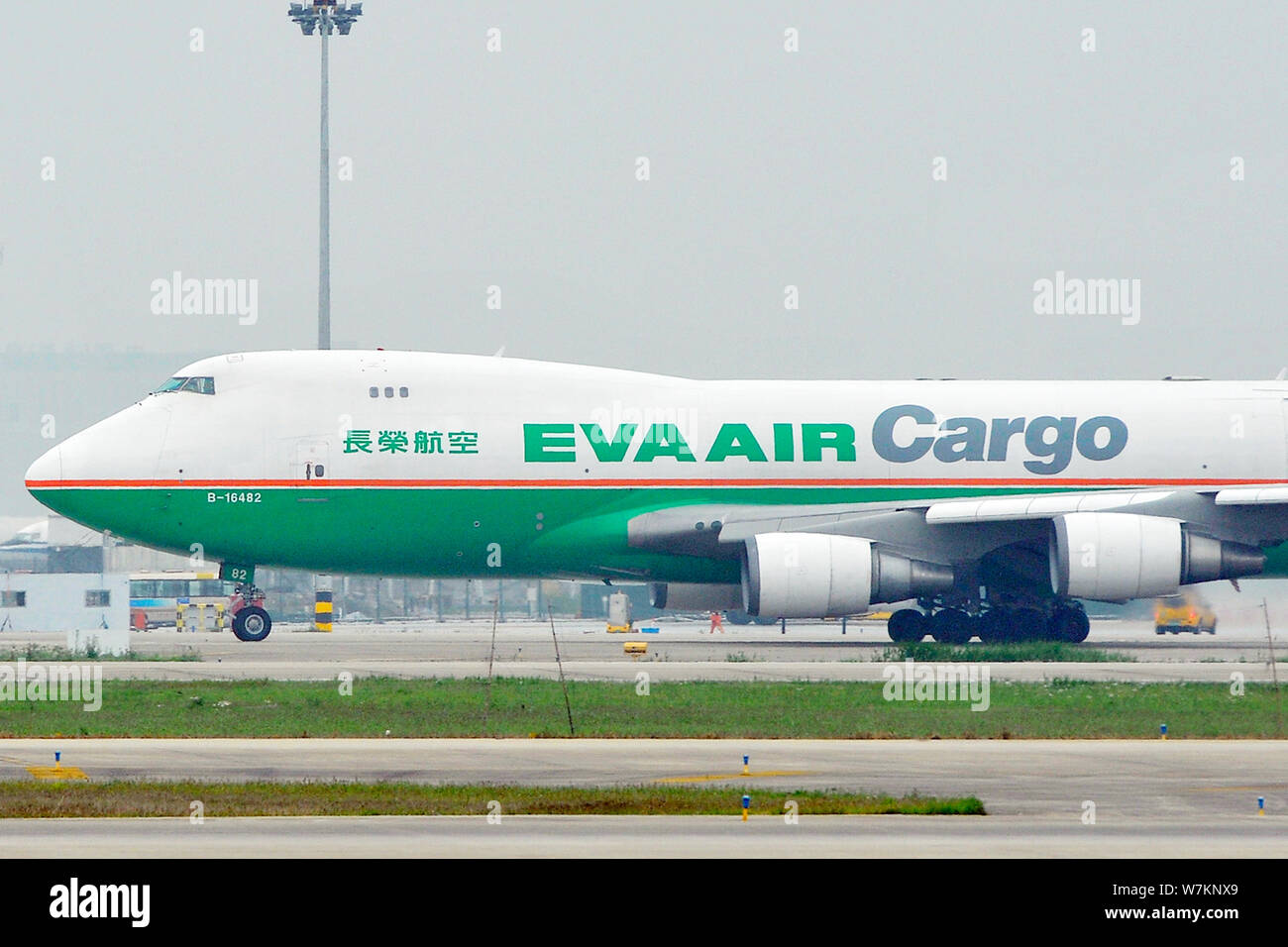 --FILE--un Boeing 747-400 Cargo) d'EVA Airways décolle à l'Aéroport International de Shanghai Pudong à Shanghai, Chine, le 5 mai 2017. EVA Ai Banque D'Images