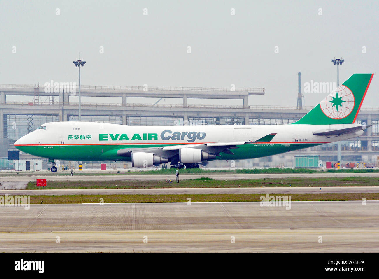 --FILE--un Boeing 747-400 Cargo) d'EVA Airways décolle à l'Aéroport International de Shanghai Pudong à Shanghai, Chine, le 5 mai 2017. EVA Ai Banque D'Images