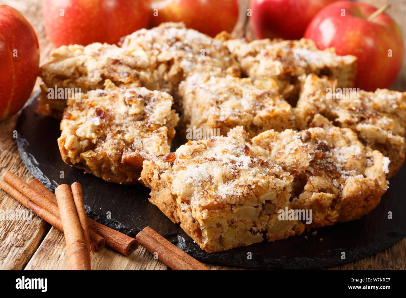 Barres d'Apple sont un parfait dessert d'automne qui mélange l'apple pie et blondies close-up sur une liste de sélection sur une table horizontale. Banque D'Images
