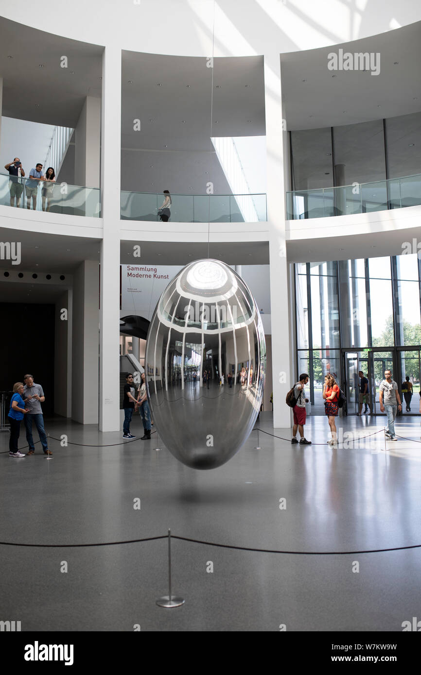 Le pendule d'Ingo Maurer est exposé dans la rotonde Danner du musée d'art Pinakothek der moderne à Munich, en Allemagne, à l'été 2019. Banque D'Images