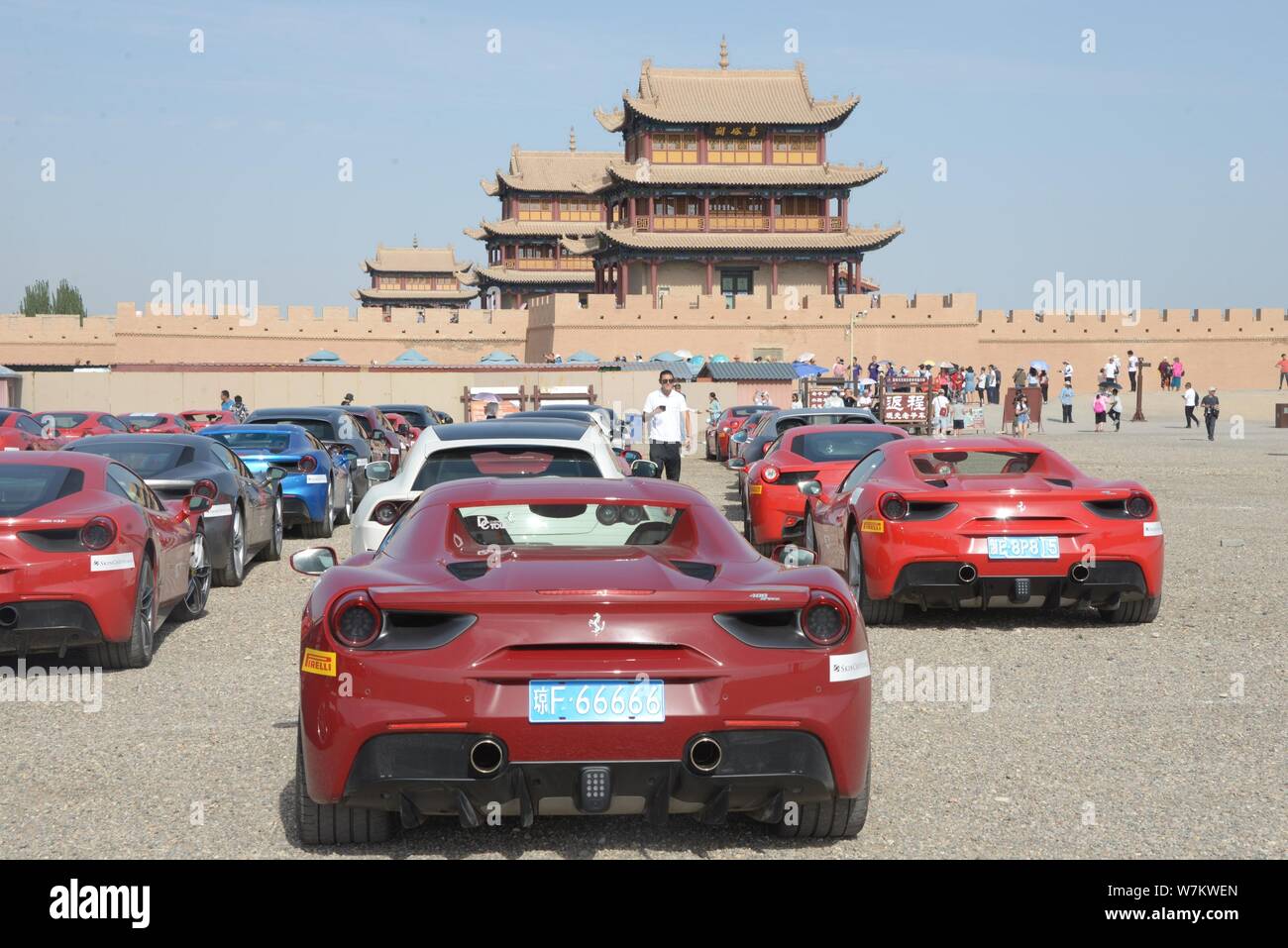 Les Voitures De Sport Ferrari Sont Exposes Au Col Jiayu Jiayuguan Ou Lors D Un Evenement Pour Celebrer Le 70e Anniversaire De Ferrari En Ville Northwe Jiayuguan Photo Stock Alamy Les Voitures De Sport Ferrari Sont Exposes Au Col Jiayu Jiayuguan Ou Lors D Un Evenement Pour Celebrer Le 70e Anniversaire De Ferrari En Ville Northwe Jiayuguan Photo Stock Alamy