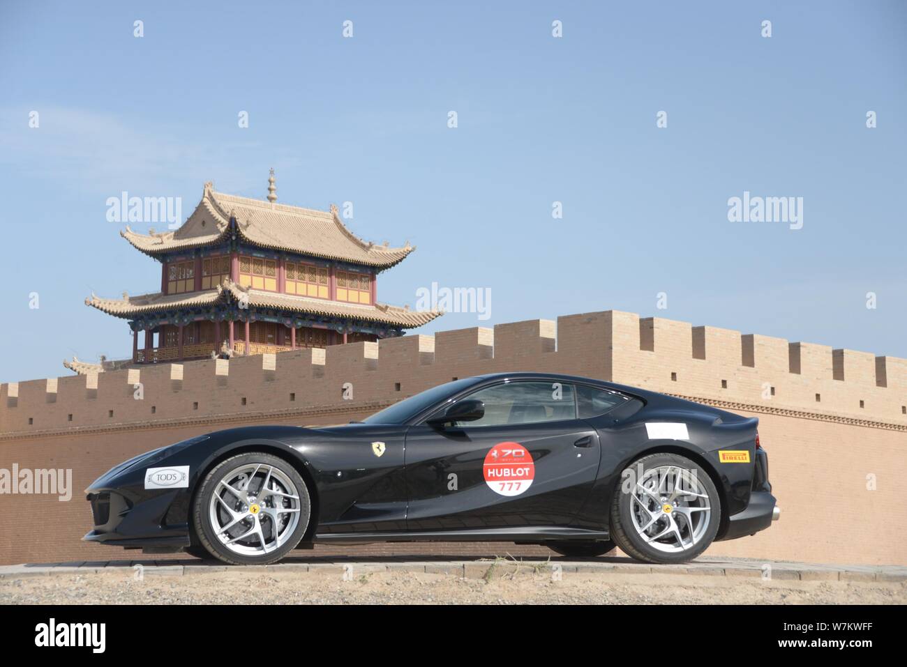 Une voiture de sport Ferrari 812 Superfast est exposée à la Passe Jiayu Jiayuguan ou lors d'un événement pour célébrer le 70e anniversaire de Ferrari à Jiayuguan Banque D'Images