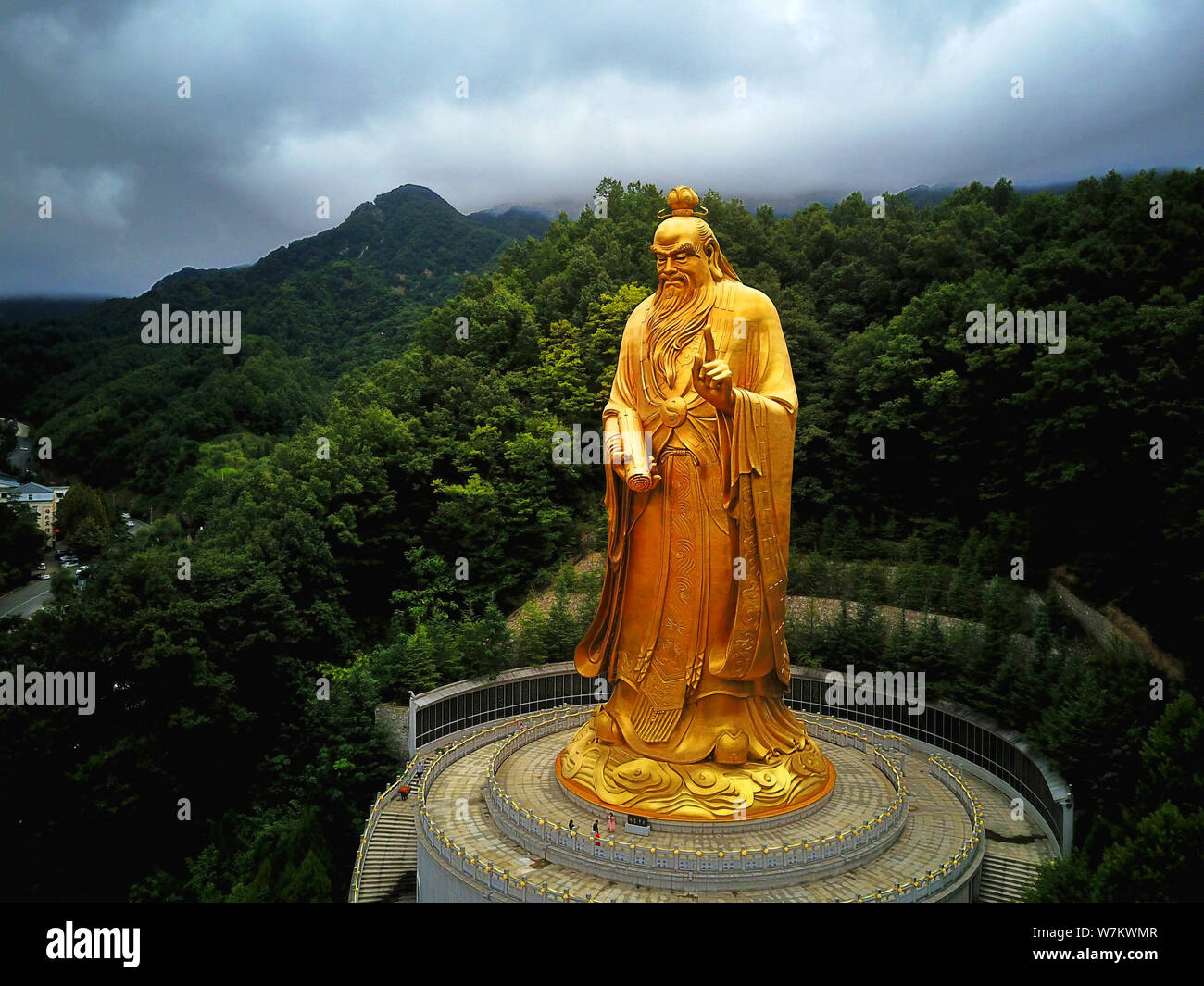 De la statue de Lao-Tzu, également appelé Laozi ou Lao-Tze, un ancien philosophe chinois et le fondateur du Taoïsme, à la montagne Laojun dans Luanc Banque D'Images