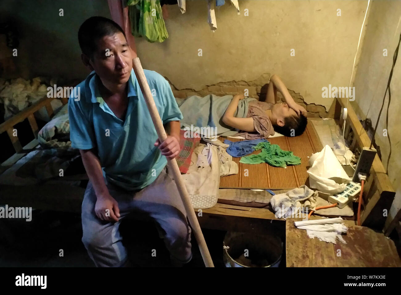 La fille, de retour, de 71-year-old femme chinoise Han Xiurong, qui a été habillé comme Pikachu dans les rues pour recueillir de l'argent pour le traitement de ses tr Banque D'Images