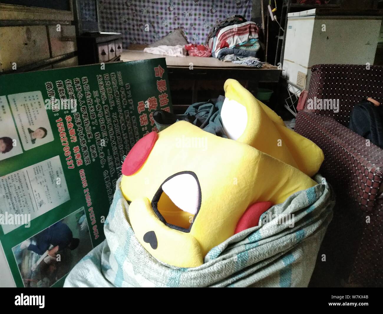 Vue sur le Pikachu costume habillé par 71-year-old femme chinoise Han Xiurong pour recueillir de l'argent pour le traitement de ses proches malades à Qingdao c Banque D'Images
