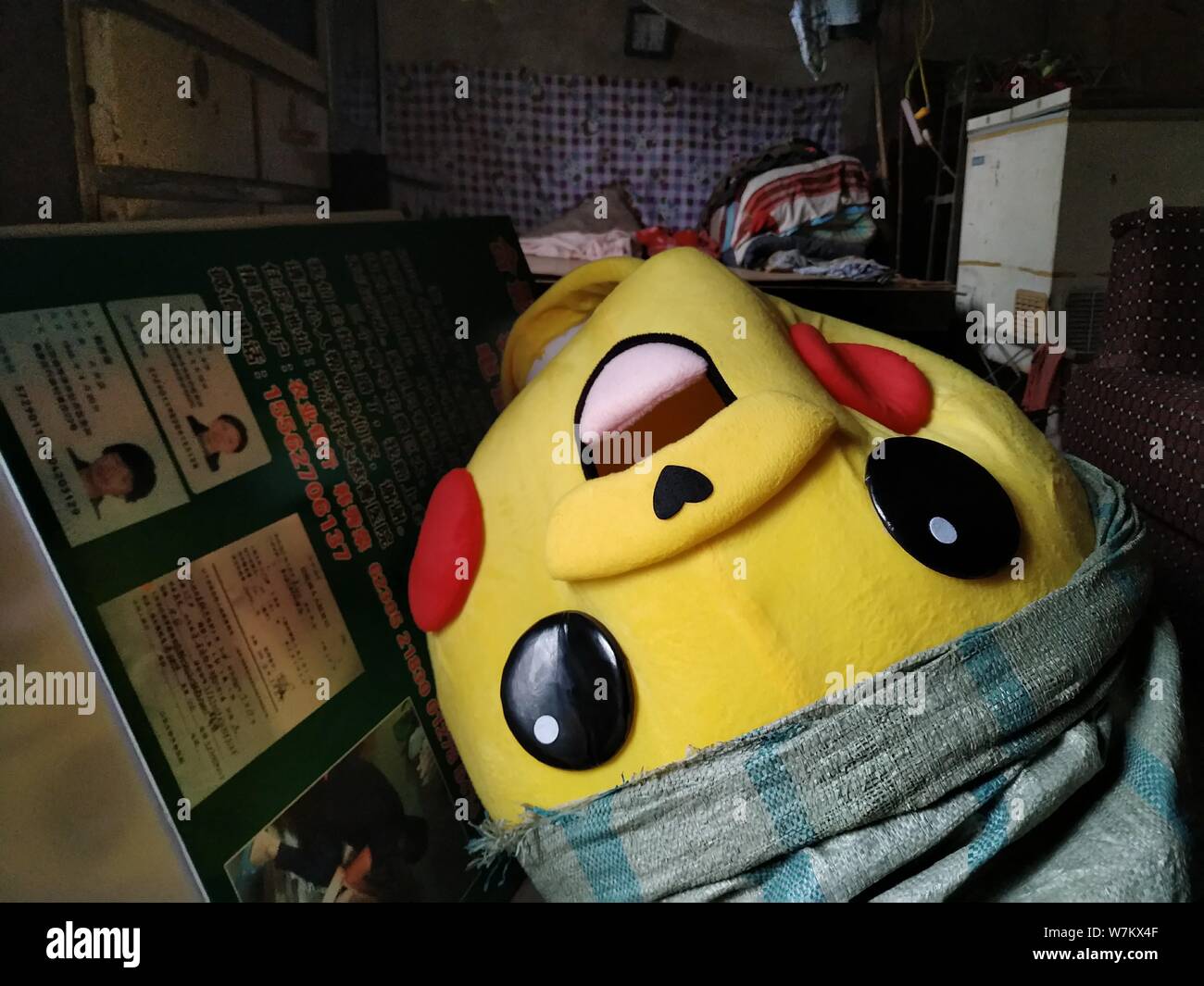 Vue sur le Pikachu costume habillé par 71-year-old femme chinoise Han Xiurong pour recueillir de l'argent pour le traitement de ses proches malades à Qingdao c Banque D'Images
