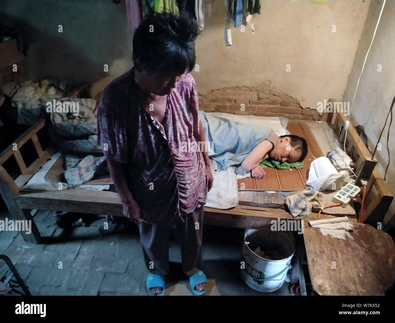 La fille, de retour, de 71-year-old femme chinoise Han Xiurong, avant, qui a été habillé comme Pikachu dans les rues pour recueillir de l'argent pour le traitement de Banque D'Images