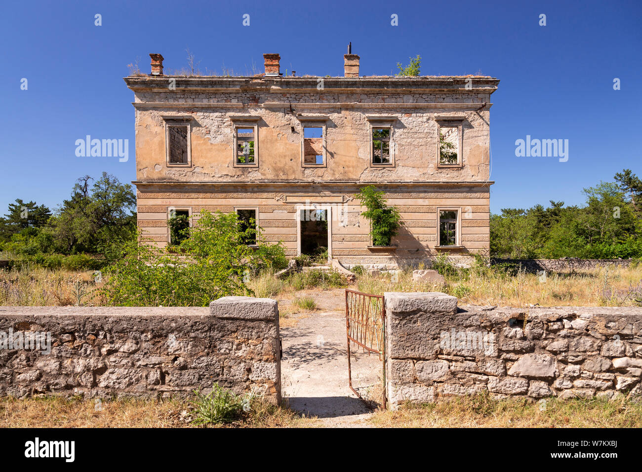 Maison abandonnée à l'abandon à Vrbnik, Croatie Banque D'Images