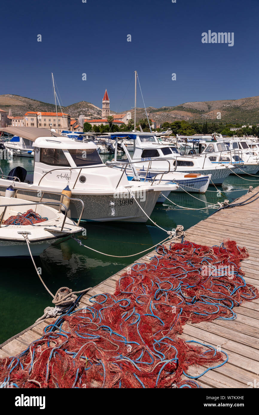 Filet de pêche et bateaux à Trogir Harbour sur la côte Adriatique de Croatie Banque D'Images
