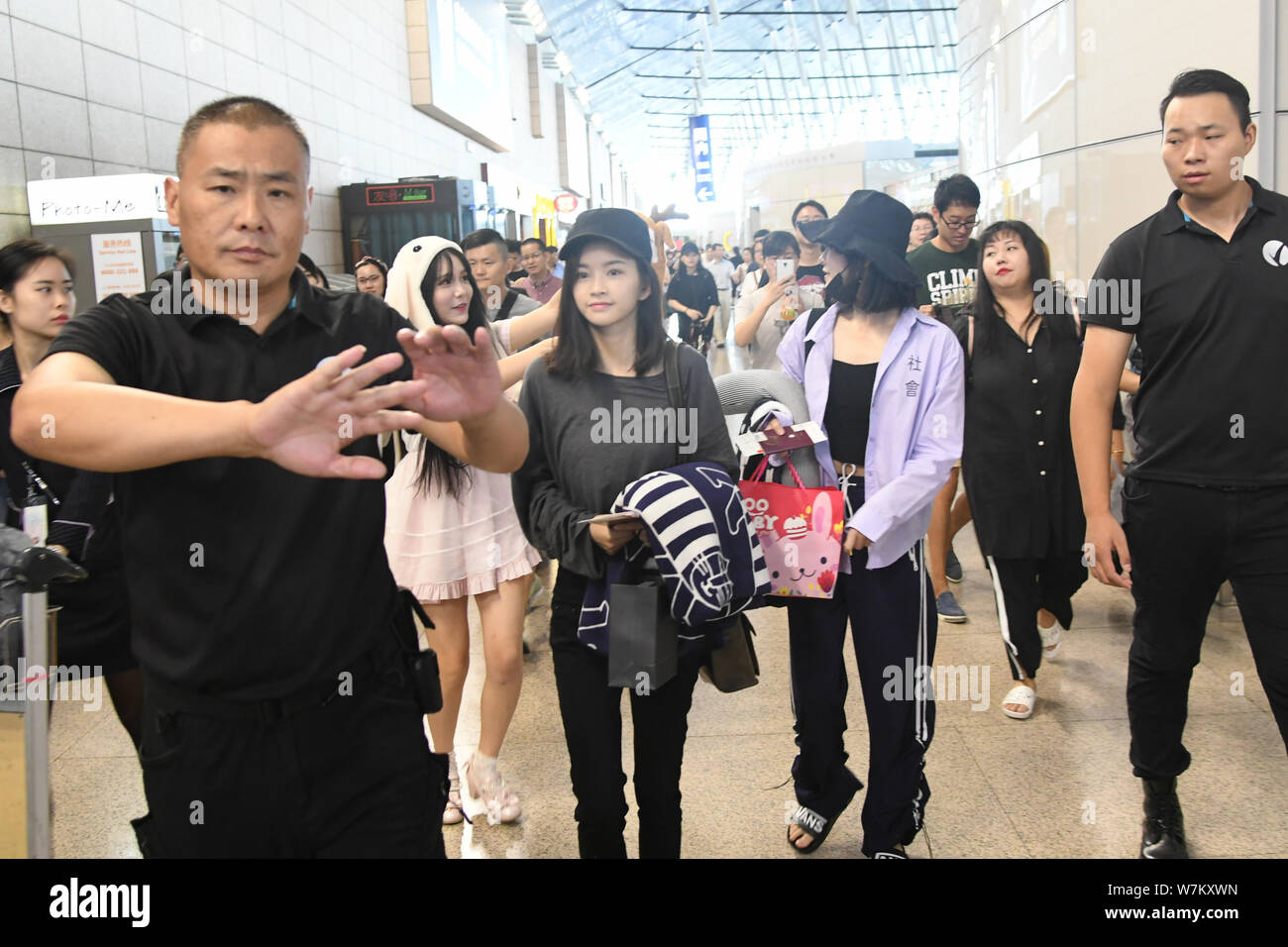 Lin Siyi, gauche, et Xu Jiaqi de Chinese girl group SNH48 sont représentés à l'Aéroport International de Shanghai Hongqiao de Shanghai, Chine, 26 août 201 Banque D'Images