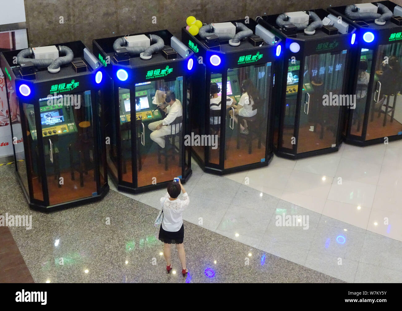 FILE--Local des résidents chinois chanter dans des mini-cabines de karaoké  dans un centre commercial dans la ville de Shaoxing, province de Zhejiang,  est de la Chine, 25 mai 2017 Photo Stock -