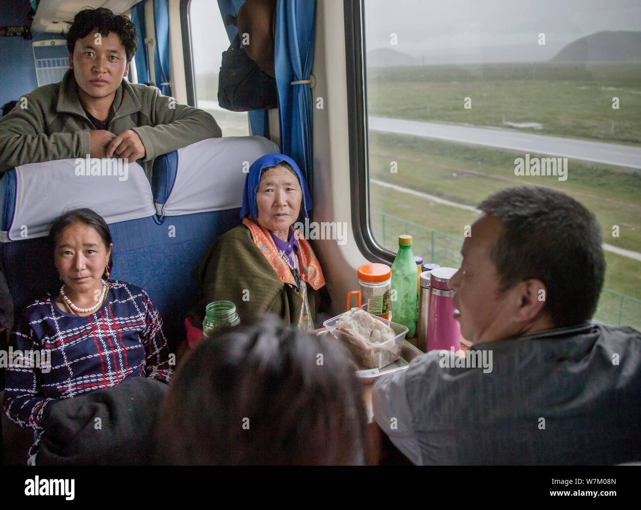 Les passagers sont représentées sur un train en marche de Xining à Lhassa du métro (ligne Qinghai-Tibet) Chemin de fer dans le sud-ouest de la Chine, la Région autonome du Tibet Banque D'Images