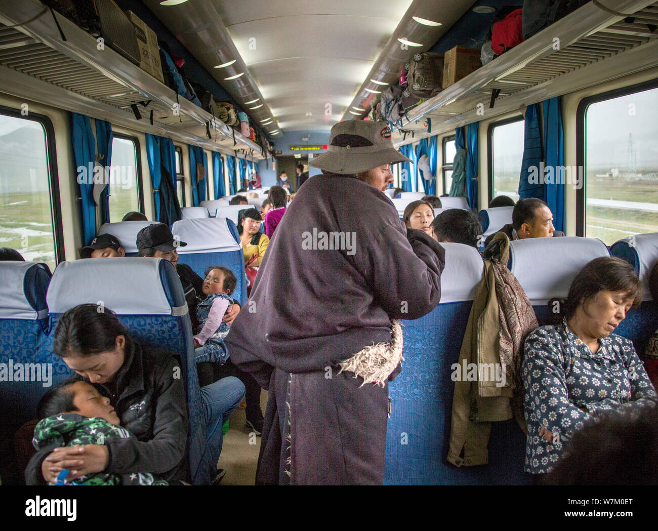 Les passagers sont représentées sur un train en marche de Xining à Lhassa du métro (ligne Qinghai-Tibet) Chemin de fer dans le sud-ouest de la Chine, la Région autonome du Tibet Banque D'Images