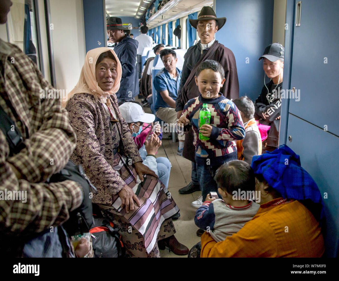 Les passagers sont représentées sur un train en marche de Xining à Lhassa du métro (ligne Qinghai-Tibet) Chemin de fer dans le sud-ouest de la Chine, la Région autonome du Tibet Banque D'Images