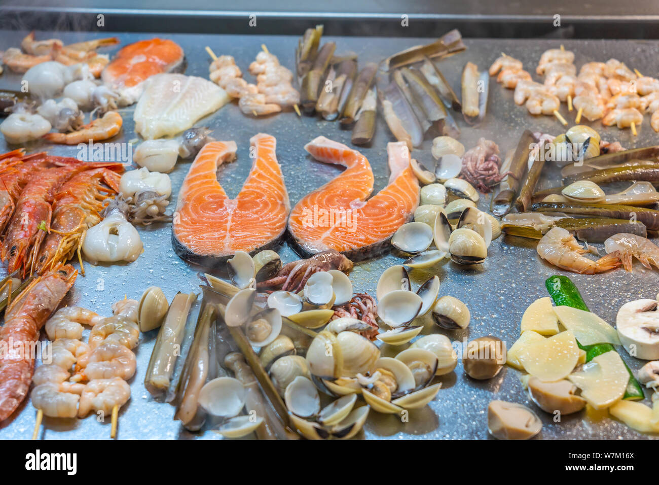 Assortiment de fruits de mer sur le grand pan de cuisson dans un restaurant japonais Banque D'Images