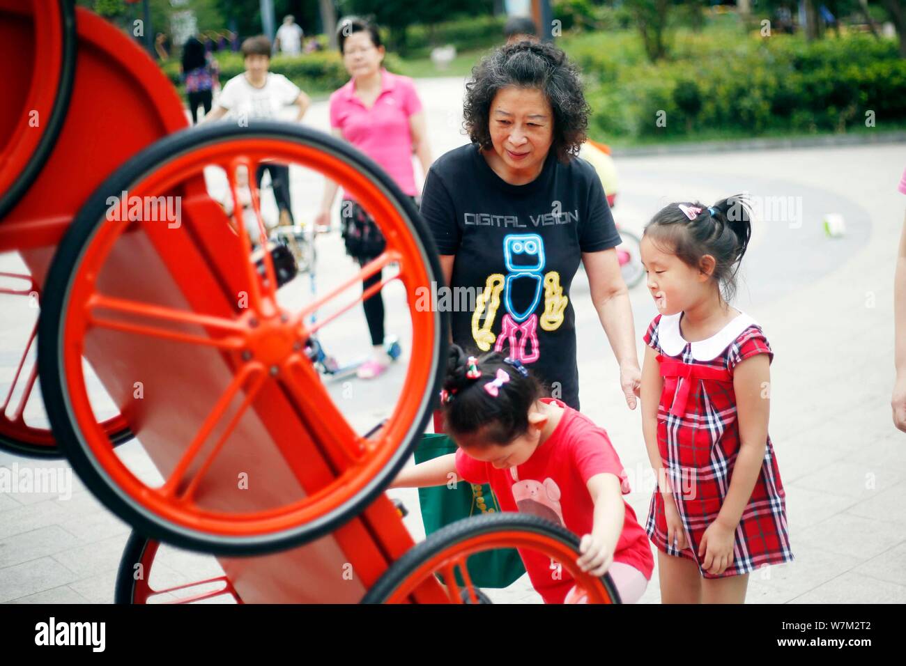 Les jeunes enfants jouent sur une diapositive à la première de la Chine sur le thème du vélo partagé Mobike community park à Shanghai, Chine, 31 août 2017. La première de la Chine M Banque D'Images