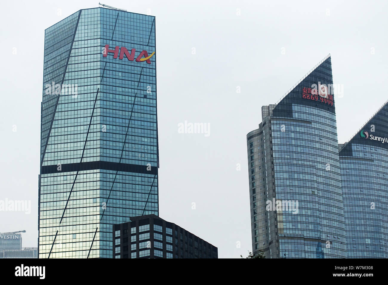 --FILE--un logo de HNA est représenté sur un immeuble de bureaux de HNA Group à Jinan City, Shandong province de Chine orientale, le 29 juillet 2017. Au moins deux d'H Banque D'Images