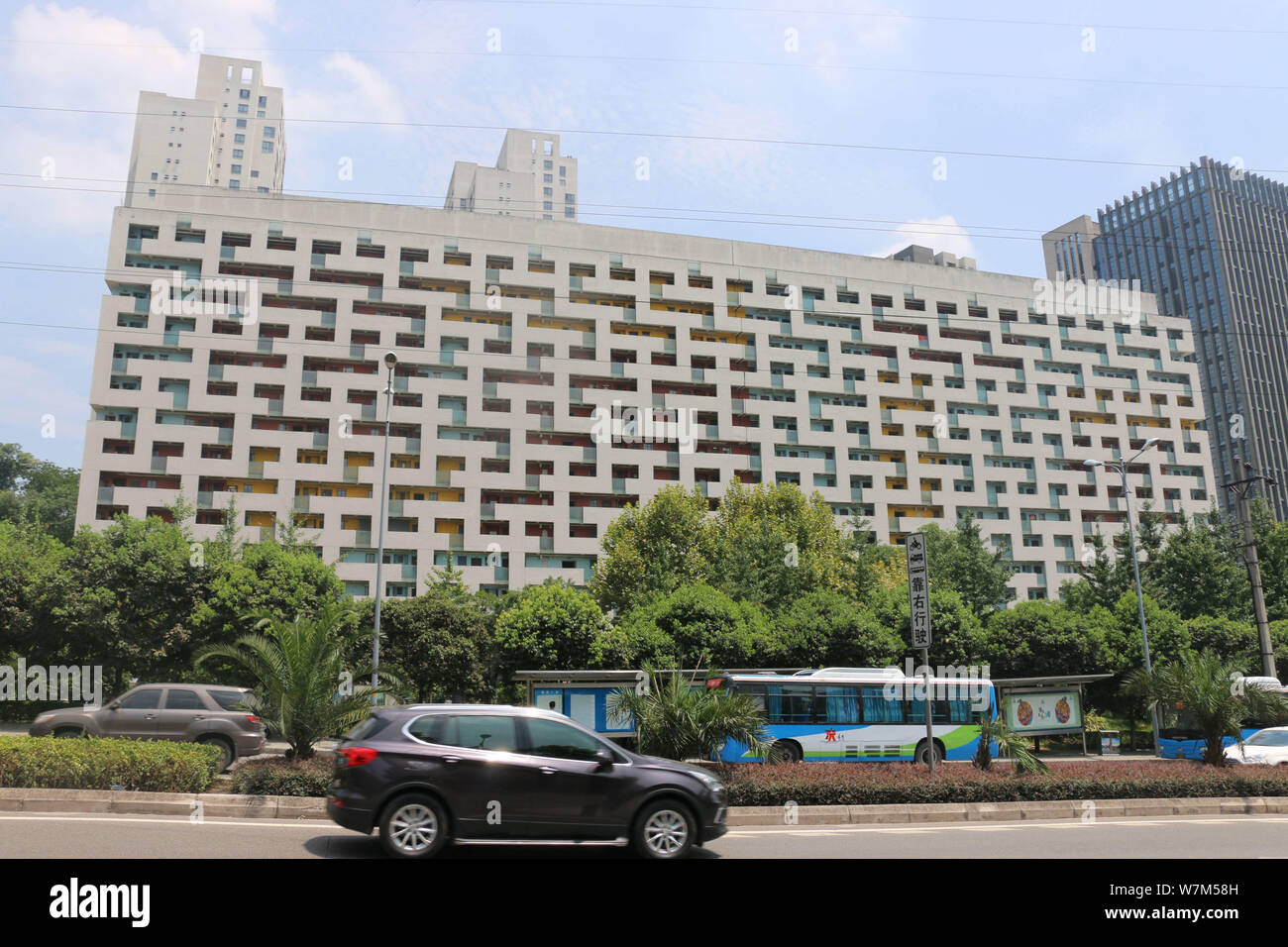 Vue sur le bâtiment résidentiel comprenant la forme de QR Code sur sa surface à Chongqing, Chine, 16 août 2017. Doté d''un bâtiment résidentiel Banque D'Images