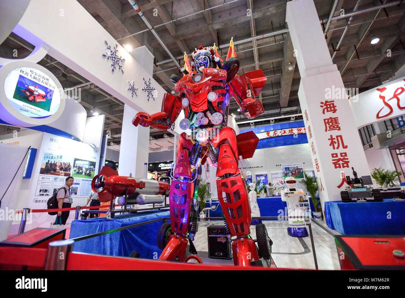 Un transformateur robot qui peut changer son masque de visage est exposée au cours de la Conférence mondiale 2017 Robot à Beijing une conférence internationale Yichuang Banque D'Images