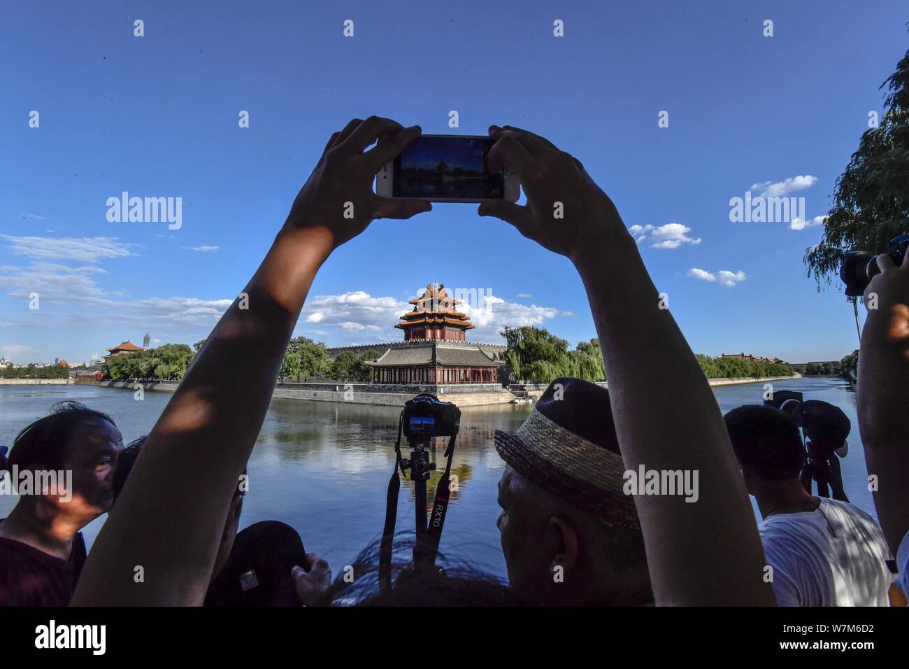 Les amateurs de photographie de prendre des photos de la tourelle au Musée du Palais, également connu sous le nom de la Cité Interdite, par temps clair, à Beijing, Chine, le 6 août Banque D'Images