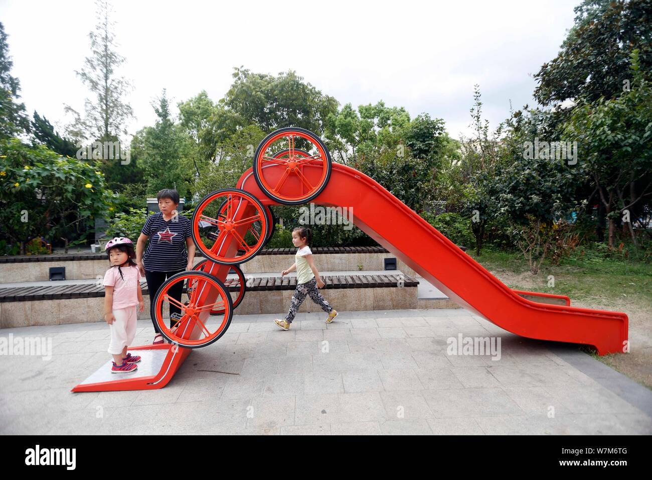 Les jeunes enfants jouent sur une diapositive à la première de la Chine sur le thème du vélo partagé Mobike community park à Shanghai, Chine, 31 août 2017. La première de la Chine M Banque D'Images