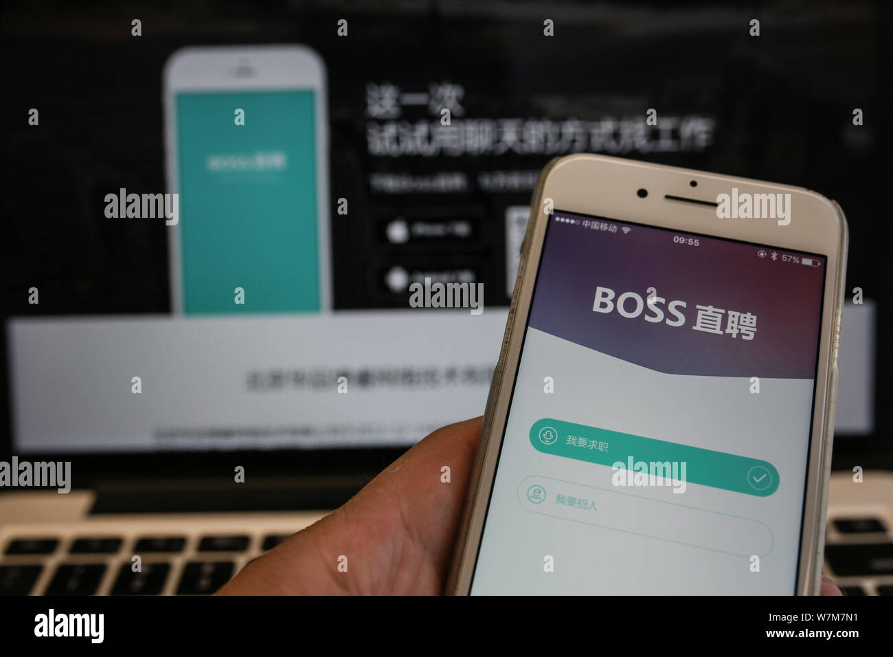 Un utilisateur de téléphone mobile chinois utilise l'app de patron embauche directe sur son smartphone à Beijing, Chine, 3 août 2017. Le corps de job seeker Li Wenxing, Banque D'Images