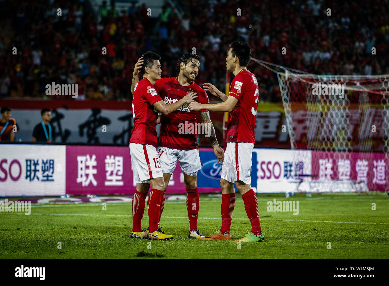 Joueur de football brésilien Ricardo Goulart, Guangzhou Evergrande, centre de Taobao, célèbre avec ses coéquipiers après avoir marqué un but contre Tianjin Banque D'Images