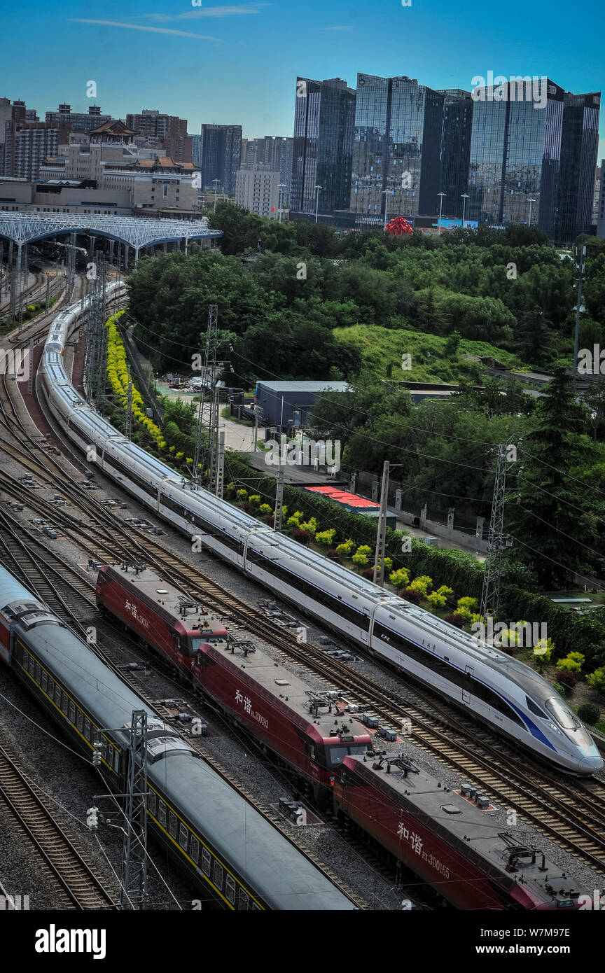 Le Blue Dolphin, avant, et le Golden Phoenix rames de 'haut-débit' Fuxing bullet train fonctionne sur le¨CGuangzhou Beijing Railway, ou Jingguang Banque D'Images