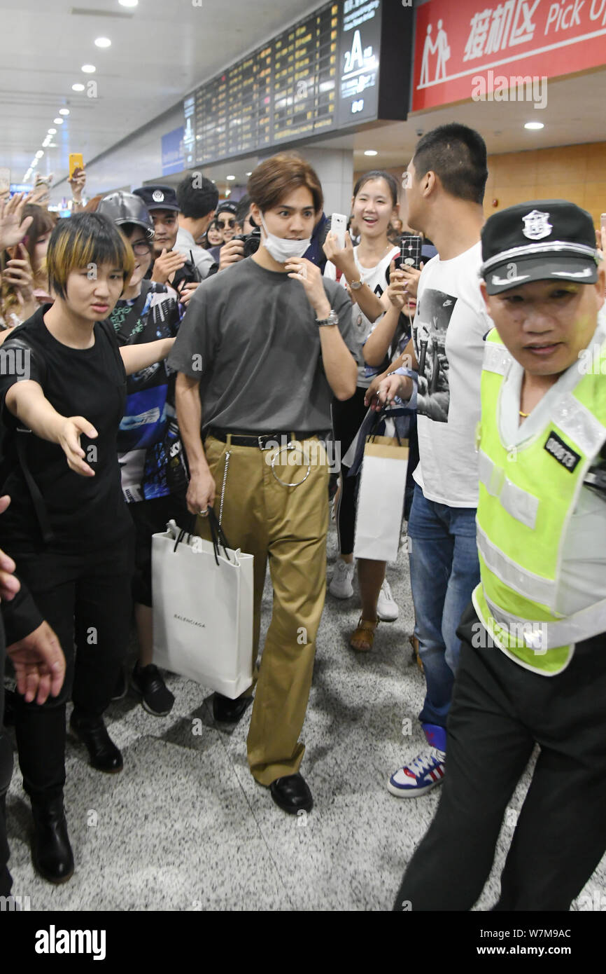 Chanteur et acteur japonais Ryota Katayose de boys band japonais générations d'exil tribu est entourée et suivie par une foule de fans en attente d'h Banque D'Images