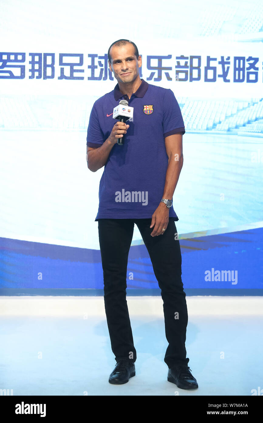 Ancien joueur de football brésilien Rivaldo assiste à une conférence de presse pour la coopération stratégique entre la sauvegarde et le FC Barcelone à Shanghai, Chin Banque D'Images