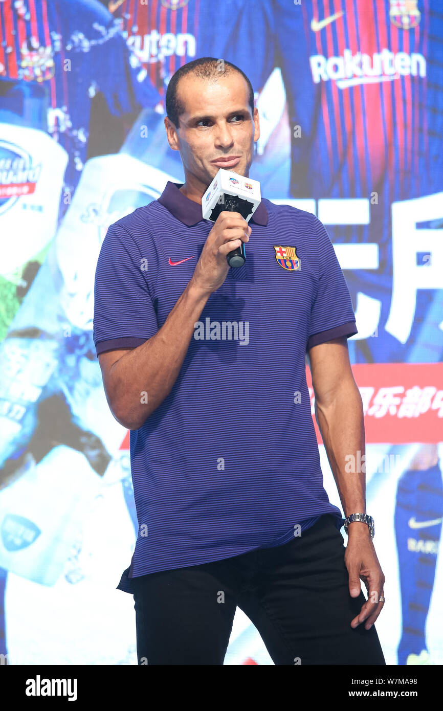Ancien joueur de football brésilien Rivaldo assiste à une conférence de presse pour la coopération stratégique entre la sauvegarde et le FC Barcelone à Shanghai, Chin Banque D'Images