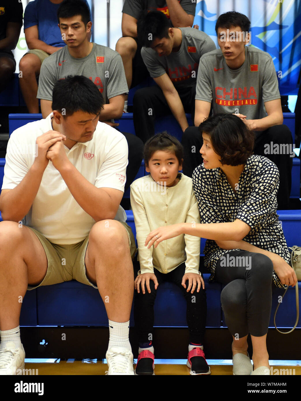 Basket-ball chinois retraités star Yao Ming, président de la Chinese Basketball Association (CBA), sa femme et leur fille Li Ye visitez Lam Tai Fai Co Banque D'Images