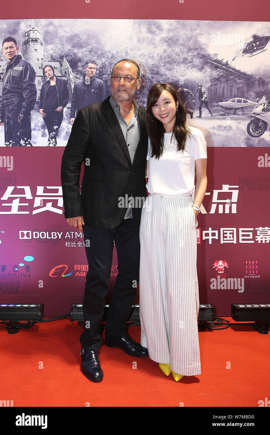 L'acteur français Jean Reno, à gauche, et l'actrice chinoise Zhang Jingchu  posent sur le tapis rouge pour la première de leur nouveau film "Les  Aventuriers de Pékin Photo Stock - Alamy