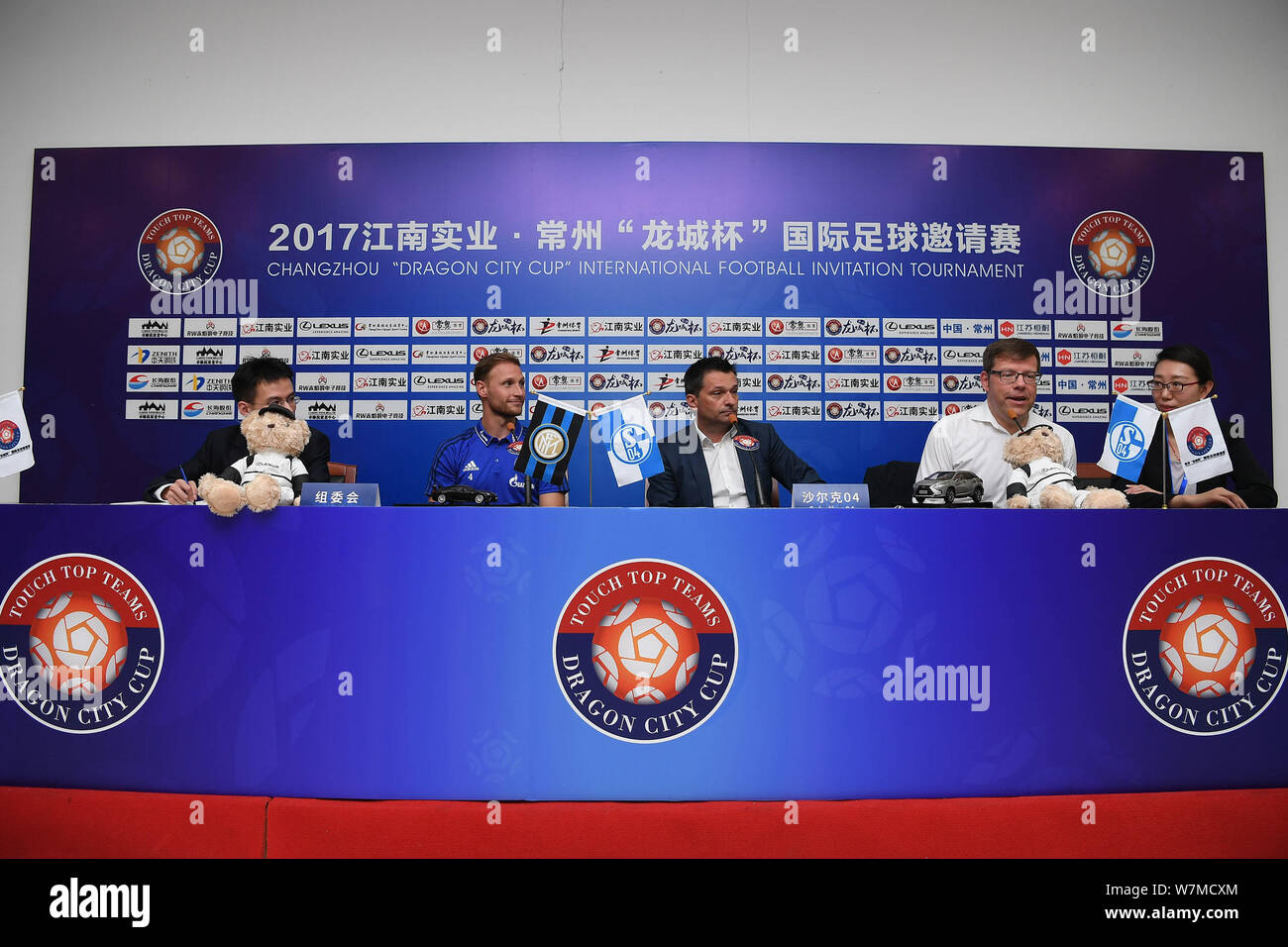 Benedikt Howedes, deuxième à gauche, et membre du conseil d'administration Christian Heidel de FC Schalke 04 assister à une conférence de presse pour le 2017 Shanghai Dragon Banque D'Images
