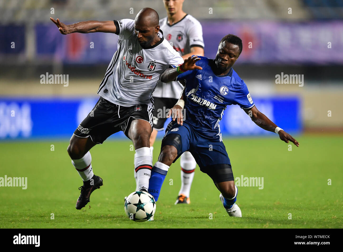 Joueur de football suisse Grosse Caye Breel de FC Schalke 04, à droite, un joueur de football canadien défis Atiba Hutchinson de Besiktas J.K. dans une soccer Banque D'Images